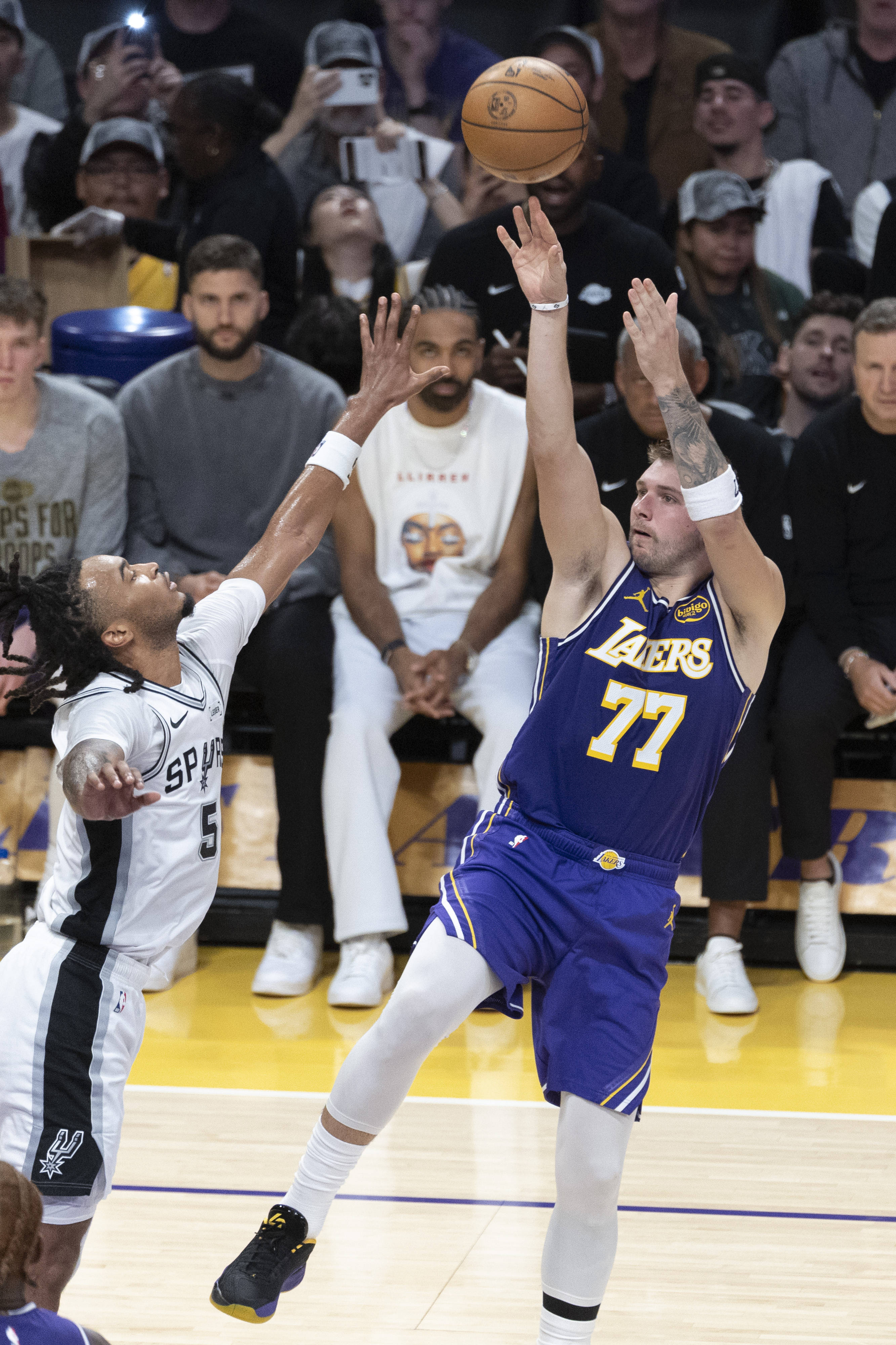 NBA常规赛赛程吃紧，洛杉矶湖人国际比赛日远射贴柱，气氛紧张，赛程密集仍需轮换的简单介绍